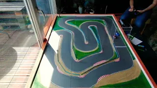 Turbo racing 1/76 course de 6 tours. 205gti contre mini Cooper sur piste maison.