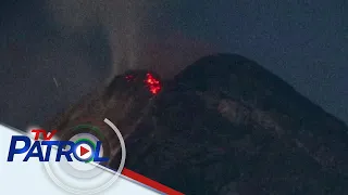 Pagbuga ng usok at rockfall sa bulkang Mayon nakuhanan ng ilang residente ng Albay | TV Patrol