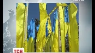 У Донецьку спалили п'ять прапорів України