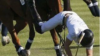 Принц Гарри свалился с лошади.  Prince Harry fell off his horse.