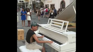 Comptine D'un autre été (Amélie) STREET PIANO PERFORMANCE