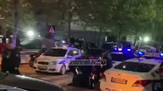 Top Channel/ Sherri në KZAZ nr.30 në Tiranë, policia shtrin në mes të rrugës vëzhguesit & numëruesit