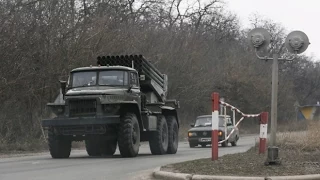 СНБО: Ночью границу в районе Изварино пересекли 50 танков, 40 залповых систем и 40 БТРов