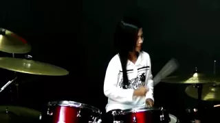 Japanese girl playing drums on hindi song Dilwale dulhaniya ley jayengey ddlj