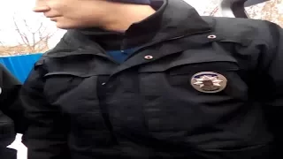 Полицейский Минеев наносит двойной удар