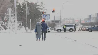 Полицейские проверяют нарушителей режима ЧП в Караганде