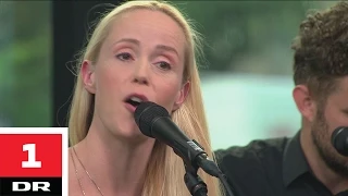 Tina Dickow spiller "Pigen ud af Aarhus" i Aftenshowet på DR1