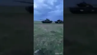 Т-90 буксирует трофейный Т-80БВ