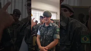 Como o RECRUTA  usa o gorro  e a boina.