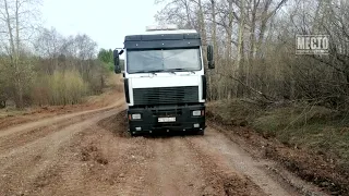 Застряли два грузовика с горохом