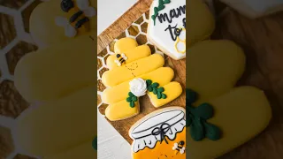 Bee hive sugar cookie decorated with royal icing #cookiedecorating #cookies #royalicing