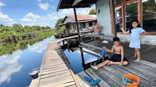 Kampung melayu di pedalaman sungai kalimantan