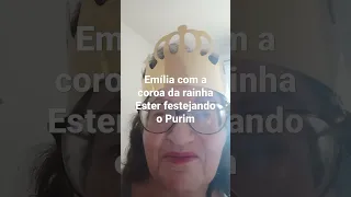 Emília Sandler com a coroa da rainha Ester na festa do Purim