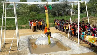 কে জিতবে কঠিন চ্যালেঞ্জ ? তৈলাক্ত কলাগাছ বেয়ে ওঠার অসাধারন বিনোদনের প্রতিযোগিতায় মেতে উঠলো গ্রামবাসী