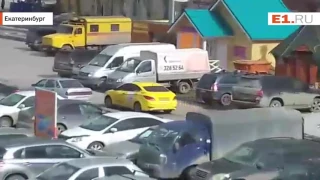 Водители Яндекс.Такси устроили гонки на переполненной парковке у торгового центра на Уралмаше