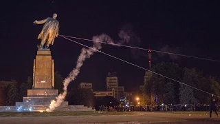 Ukrainian Protesters Topple Massive Lenin Statue