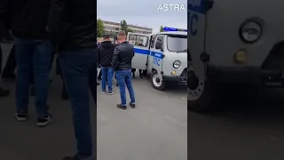 ⚡️В Саратове полицейские жестко задержали несовершеннолетнюю девушку и ее мать.