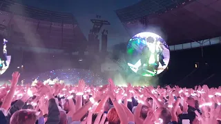 Coldplay berlin 2022 sky full of stars