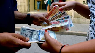 Кубинцы снова смогут обменять песо на доллары официально