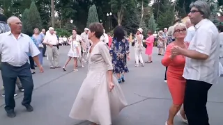 Настоящая подруга!🕺💃👍/Танцы в парке Горького Харьков 2021