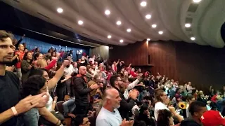 PLATEIA GRITA LULA LIVRE DURANTE EVENTO EM CURITIBA