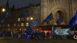 Pro and anti-Brexit protesters outside Parliament ahead of vote on holding early elections | AFP