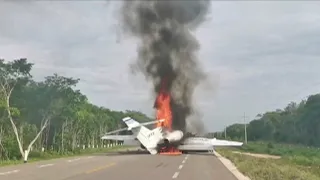 Drug plane set alight on Mexican highway