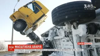 Під Києвом на слизькій трасі перекинулася вантажівка