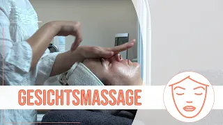 Gesichtsmassage einer Kosmetikbehandlung - Fascia Face Massage