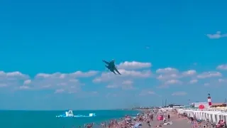 ОХРЕНЕТЬ! Военный самолёт над пляжем Новофедоровки на сверхмалой высоте пролетел #Крым #crimea #пляж