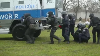 Anti-Terror-Übung mit Soldaten, Cobra und Panzer