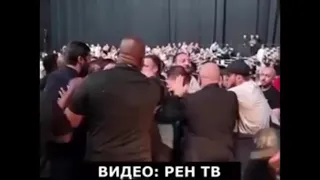 Абдулрашид Садулаев разнимает драку на UFC