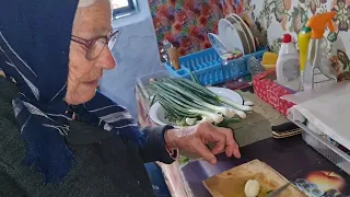 Viața la țară cu bunica. Pregătește ceapa pentru mâncărică ca in copilărie.
