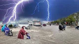 Mưa Dông : Sấm Chớp Nổ Đùng Đùng Sáng Bầu Trời Hà Nội Nước Ngập Sâu Người Dân Gồng Mình Chịu Trận