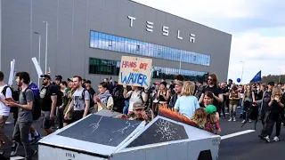 Umweltaktivisten protestieren abermals gegen Erweiterung der Tesla-Fabrik