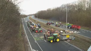 Belgian farmers block motorways, vow to keep protesting