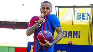 DANI ALVES freestyles at Camp Nou during his PRESENTATION! 🤪💙❤️