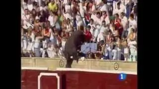 БЫЧОК ЗАПРЫГНУЛ НА ТРИБУНУ.BULL jumped to the podium.