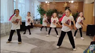 танец под песню «Waka waka»