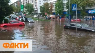 Машины по окна в воде, проезды под мостами затоплены - непогода в Киеве