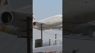 "Unbelievable Footage: A380 Flying at Unusually Low Altitude Over City Streets!"