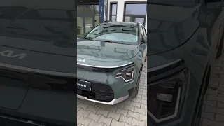 Nowa Kia Niro EV w kolorze City Scape Green ze słupkiem C lakierowanym na czarno 🤩