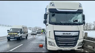 Водителя фуры убило куском асфальта на трассе М-4 в Тульской области