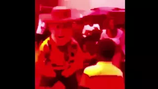 Woody bailando con musica de fondo , bien hardcore