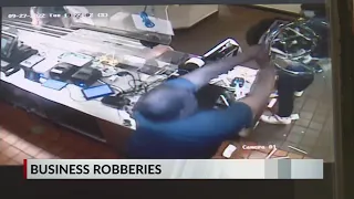 VIDEO: Manager scares off suspects during Piccadilly robbery