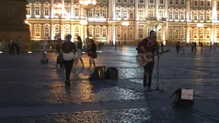 Уличный музыкант дворцовая площадь Питер