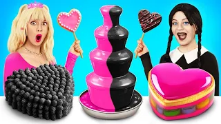 ¡Desafío de comida Barbie VS Wednesday Addams! Solo Color Rosa VS Negro en 24 Horas por YUMMY JELLY