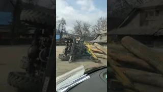 У Міжгір'ї перекинувся лісовоз з дровами