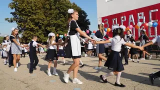 Танец выпускников и первоклассников в Желябовской школе
