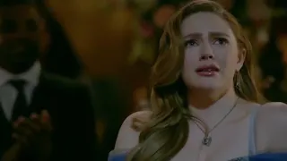 Hope descobrir que o vestido que ela está usando Klaus deu pra Caroline